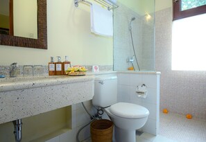 Shower, hair dryer, towels, soap - Double bedroom with balcony, Exotic Blend Javanese & Balinese style villa (Ubud)