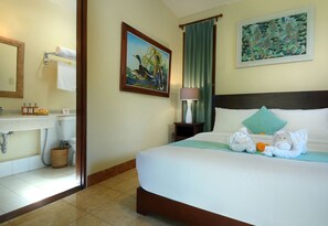 1 bedroom, WiFi - Double bedroom with balcony, Exotic Blend Javanese & Balinese style villa (Ubud)