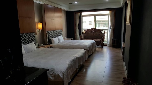 Habitación cuádruple | Cortinas blackout y ropa de cama