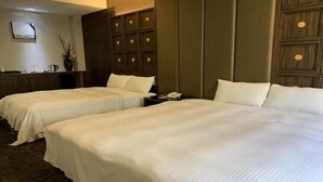 Habitación cuádruple | Cortinas blackout y ropa de cama