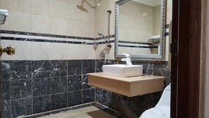Regadera, amenidades de baño gratuitas, secadora de cabello, pantuflas