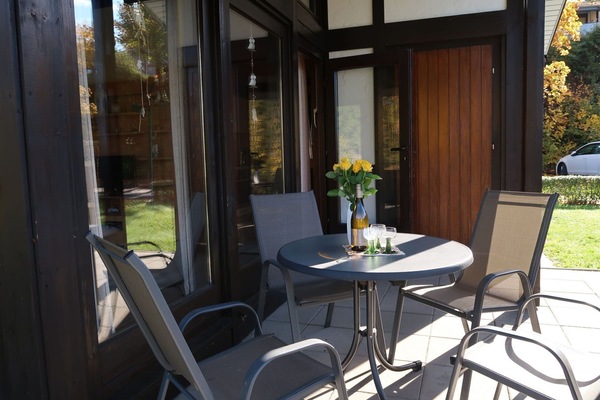 Pflanze, Möbel, Eigentum, Tabelle, Stuhl, Gebäude, Blumentopf, Interior Design, Schatten, Holz