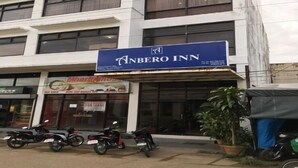 Un edificio con un cartel que indica Anbero Inn.