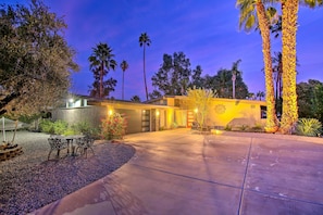 Outdoor dining - Palm Springs Oasis w/ Pool & Golf Course Views! (Palm Springs)