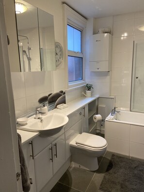 Shower, free toiletries, hair dryer, slippers - 19 Station Road (Henley-on-Thames)