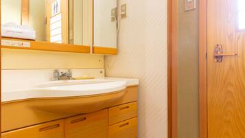 Pengering rambut dan handuk