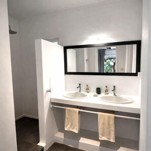 A bathroom with two sinks, a large mirror, and a towel rack. - Sous le Badamier (pointe aux canonniers)