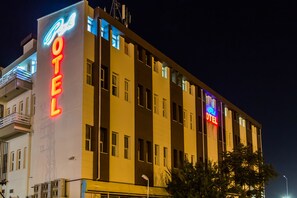 Fassade der Unterkunft – Abend/Nacht