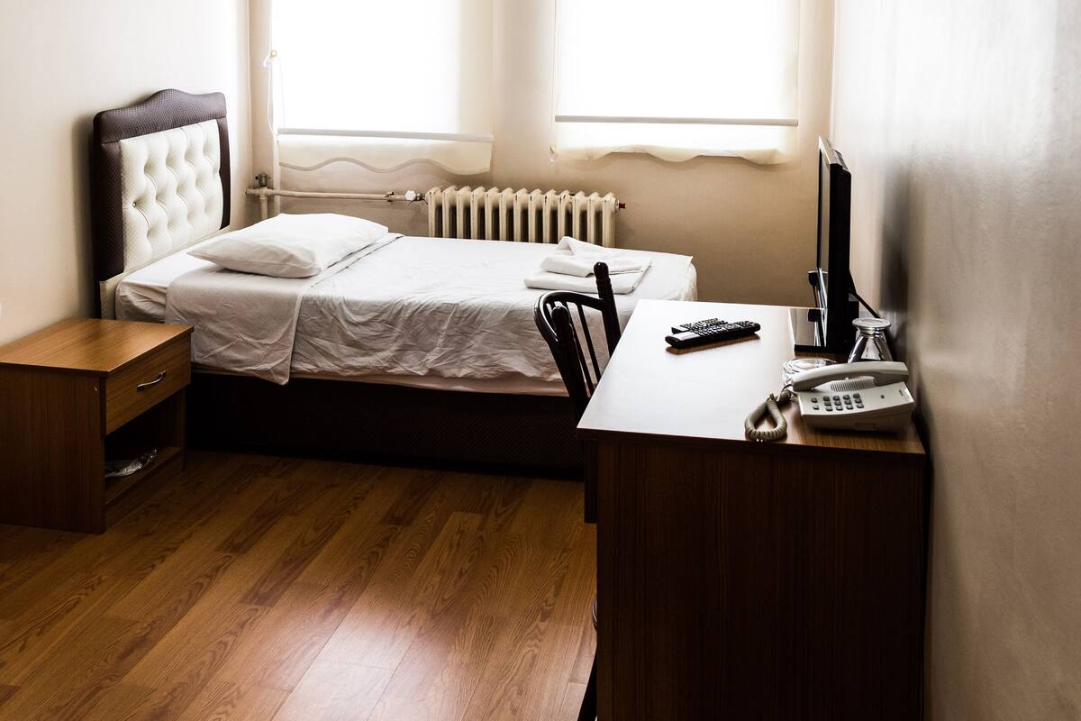 Habitación individual básica | Ropa de cama de alta calidad, escritorio, wifi gratis