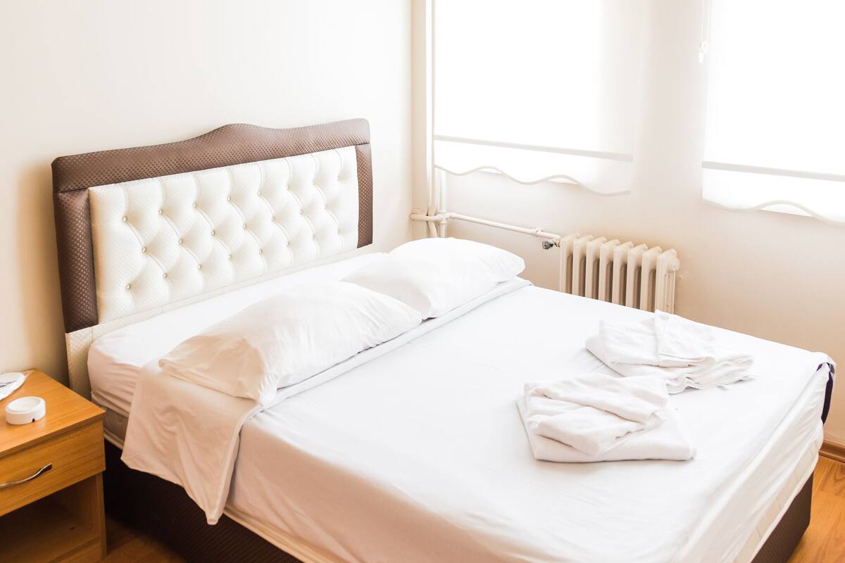 Habitación estándar doble | Ropa de cama de alta calidad, escritorio, wifi gratis
