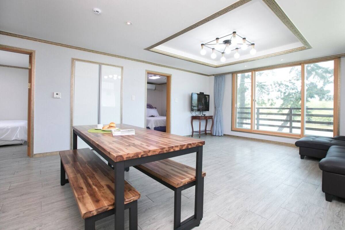 Family House (Hosoo 101) | Living area | Flat-screen TV