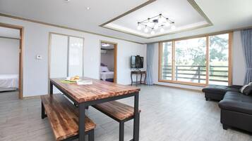 Family House (Hosoo 101) | Living area