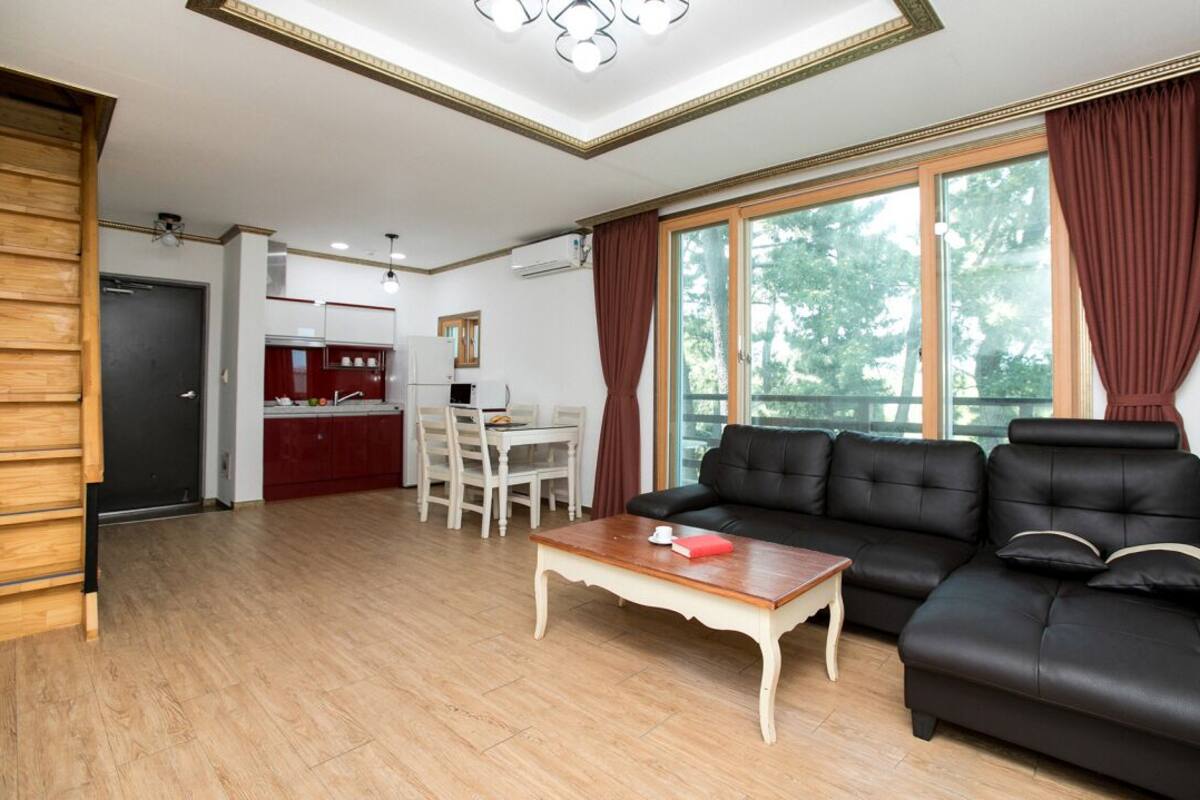 Loft (Hosoo 201) | Living area | Flat-screen TV