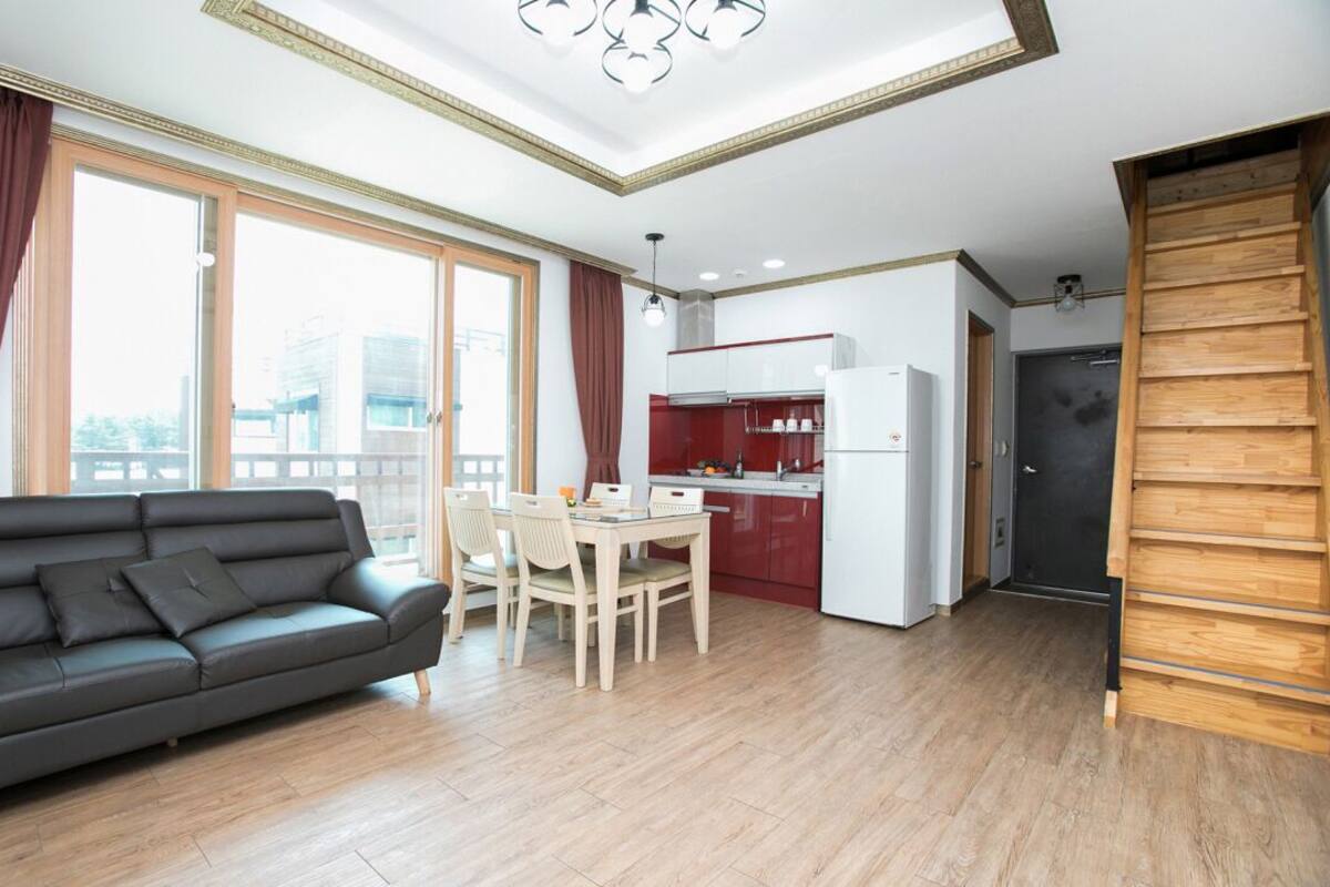 Loft (Hosoo 202) | Living area | Flat-screen TV