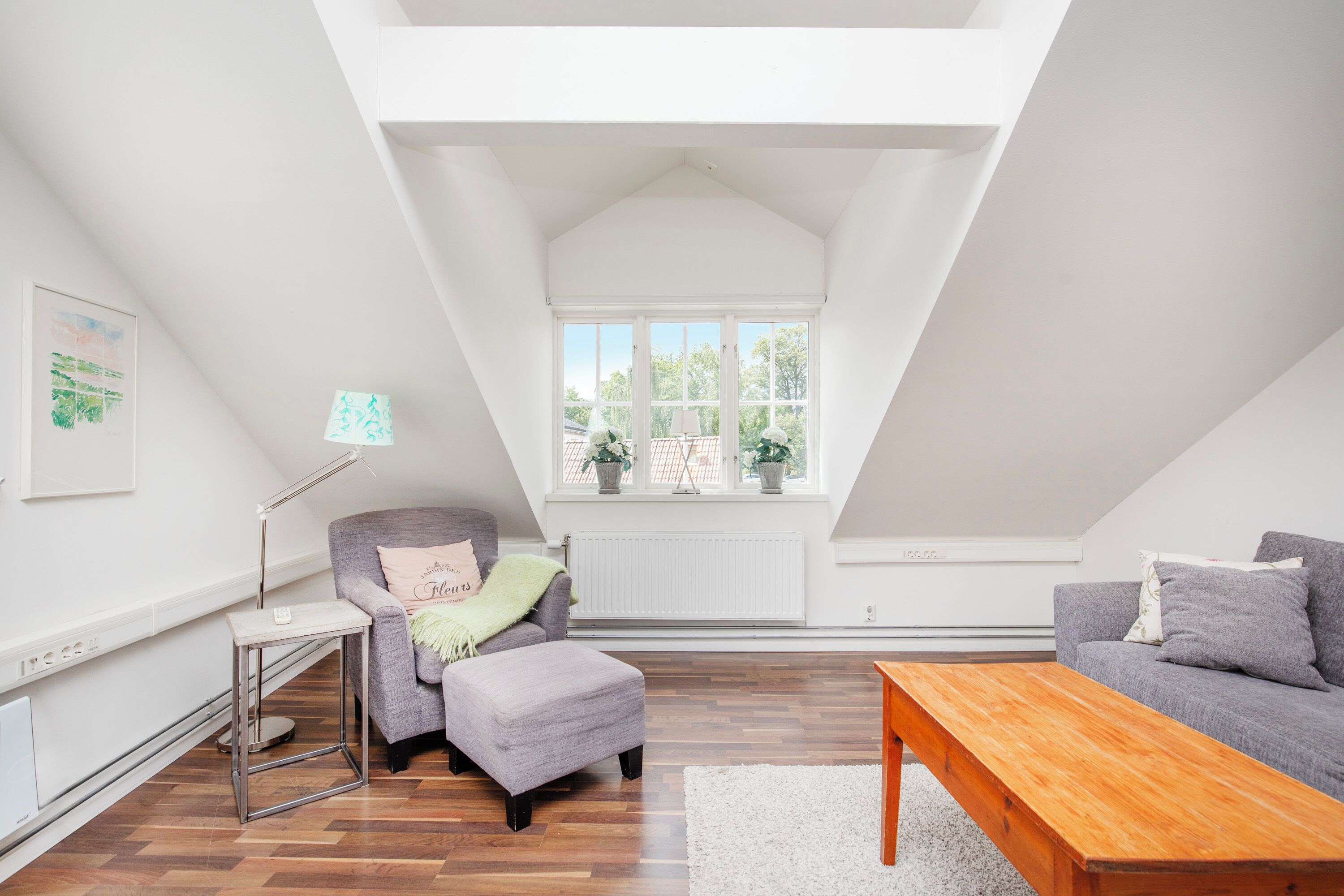 deluxe suite | living area | plasma tv