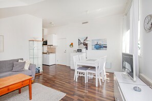 Deluxe-Suite | Wohnbereich | Plasmafernseher