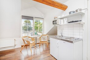 Studio | Eget kök | Kylskåp, mikrovågsugn, spishäll och kaffe- och tebryggare