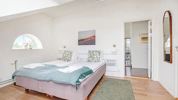 Deluxe Suite | Individually decorated, individually furnished, desk, cribs/infant beds