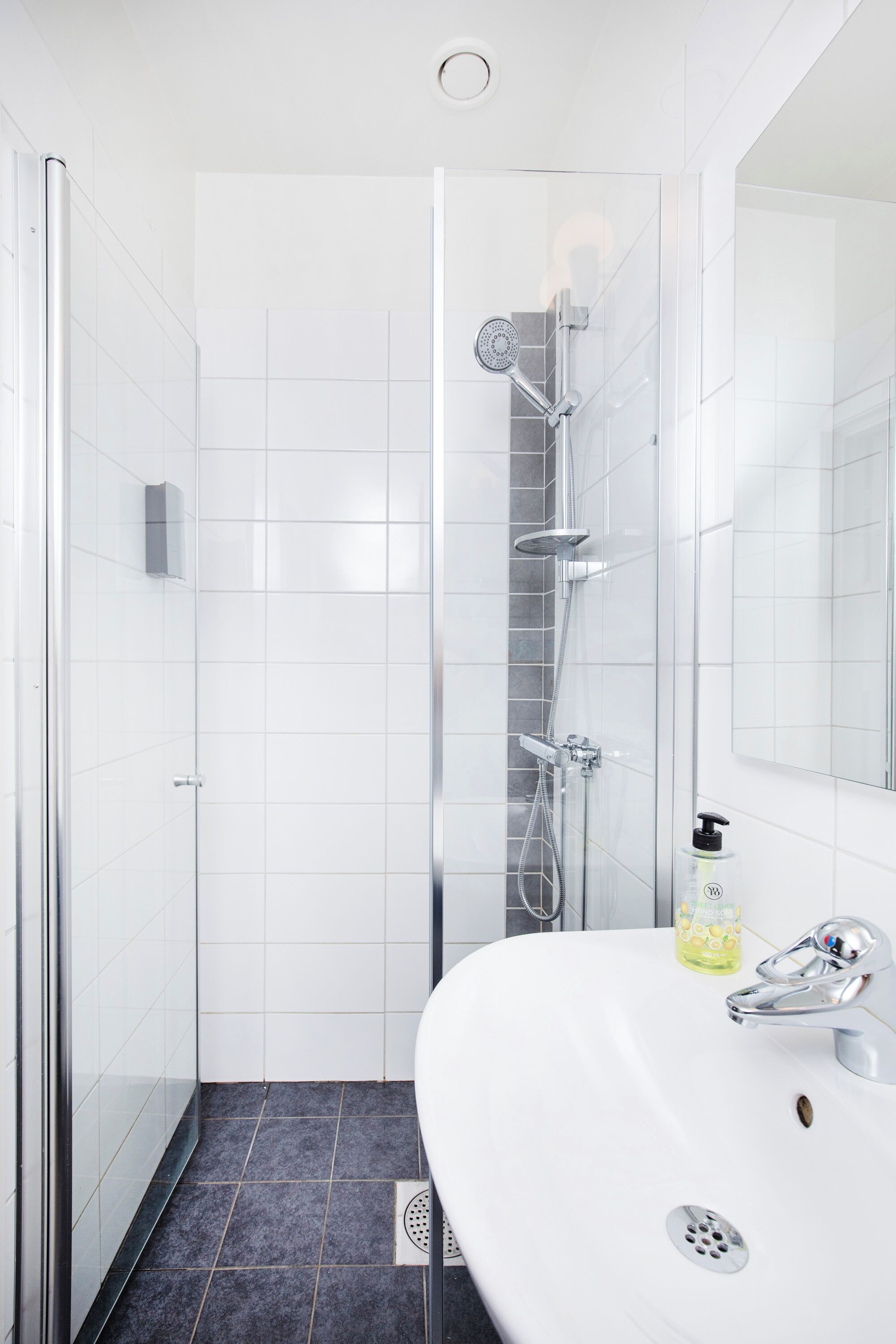 deluxe suite | bathroom | shower, free toiletries, hair dryer, towels