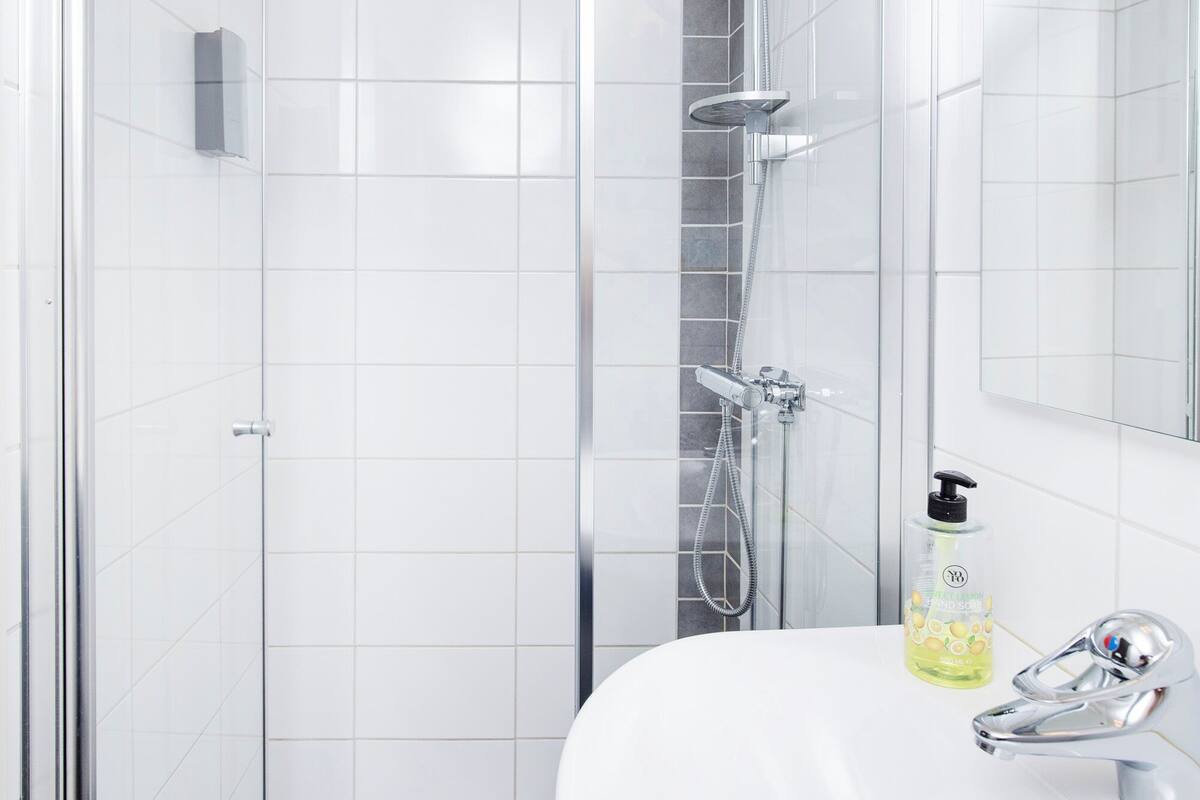 deluxe suite | bathroom | shower, free toiletries, hair dryer, towels