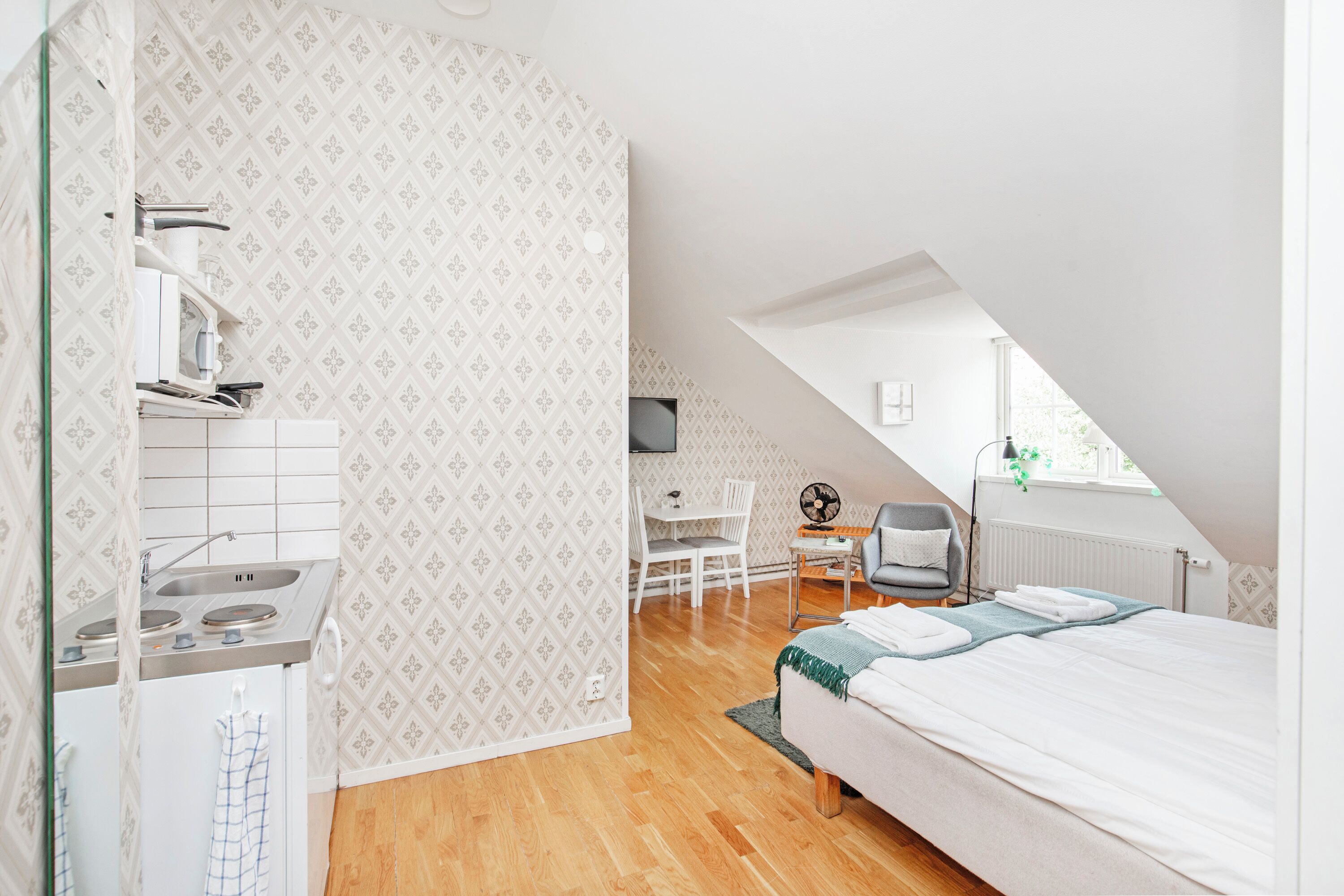 studio | private kitchen | fridge, microwave, stovetop, coffee/tea maker