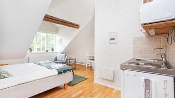 Studio | 1 sovrum, individuell inredning, unika möbler och skrivbord