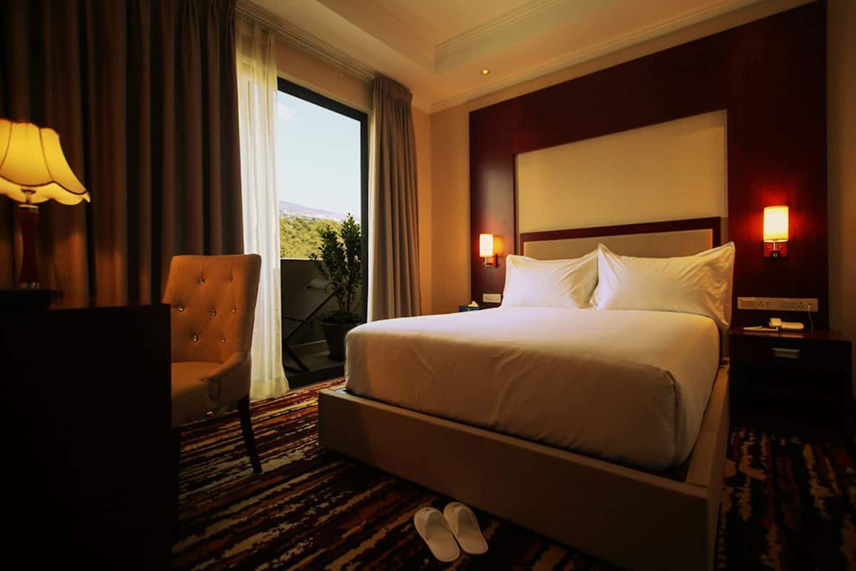 family room | 1 bedroom, premium bedding, down duvets, pillow-top beds