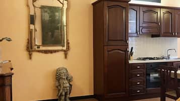 Fridge, oven, stovetop, coffee/tea maker