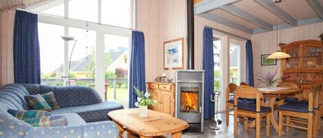 Een televisie en een open haard