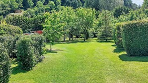 A well-maintained garden with a variety of trees and neatly trimmed hedges. - Beautiful apartment for 4 guests with WIFI, TV and patio (Hettstedt)