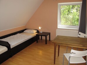 2 bedrooms, travel crib, bed sheets