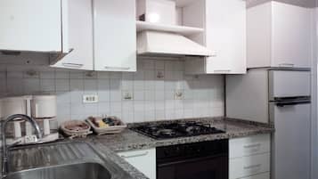 Apartment, 2 Bedrooms | Private kitchen