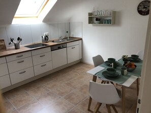 Kühlschrank, Mikrowelle, Herdplatte, Geschirrspüler