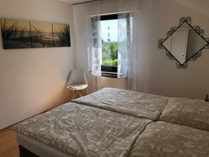 2 Schlafzimmer, Schreibtisch, Reisekinderbett, WLAN