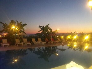 季節限定屋外プール、サンラウンジャー