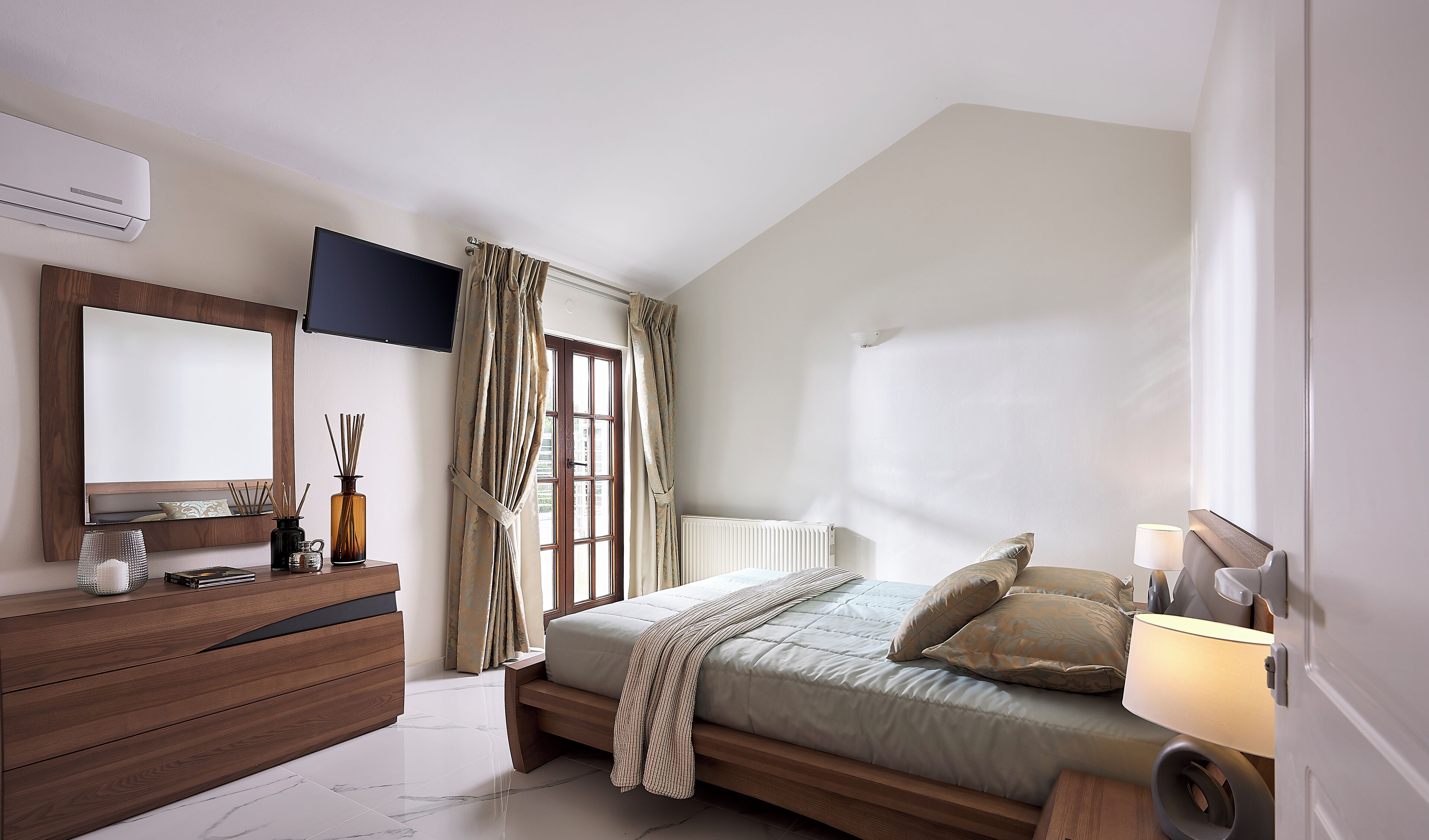 5 Schlafzimmer, Schreibtisch, Bügeleisen/Bügelbrett, Reisekinderbett