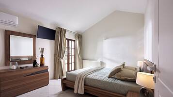 5 Schlafzimmer, Schreibtisch, Bügeleisen/Bügelbrett, Reisekinderbett
