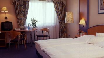 Standard Double Room | Hypo-allergenic bedding, in-room safe, desk, blackout drapes