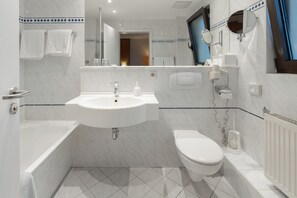 Superior Double Room | Bathroom | Shower, hair dryer, towels - Hotel Karl (Offenbach am Main)