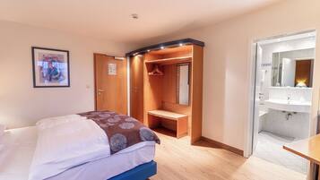 Chambre Standard avec lits jumeaux | Literie hypoallergénique, coffres-forts dans les chambres, bureau