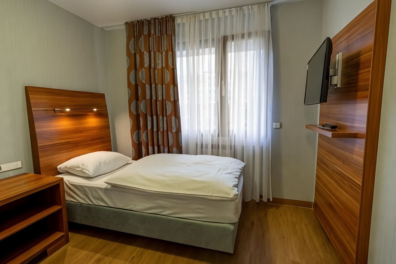 Hypo-allergenic bedding, in-room safe, desk, blackout drapes