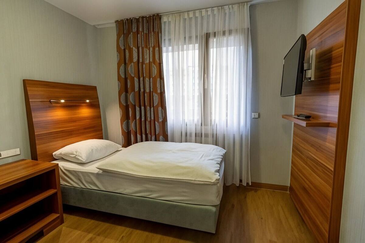 Ropa de cama hipoalergénica y caja de seguridad en la habitación 