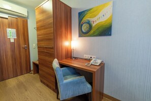 Enkeltrom – standard | Allergitestet sengetøy, safe på rommet, skrivebord og blendingsgardiner