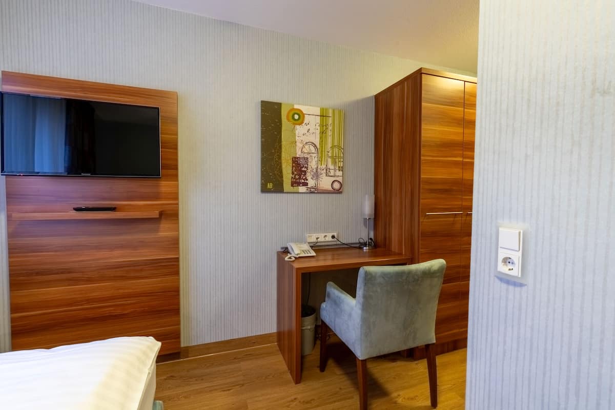 Standard-Einzelzimmer | Allergikerbettwaren, Zimmersafe, Schreibtisch, Verdunkelungsvorhänge