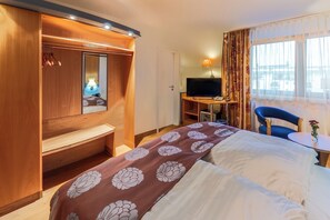 Hypo-allergenic bedding, in-room safe, desk, blackout drapes