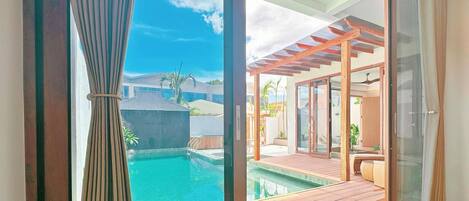 Desk, laptop workspace, free WiFi