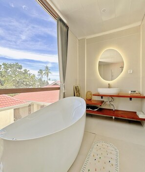 Shower, rainfall showerhead, free toiletries, towels - Chez Judy Resort (Panglao)