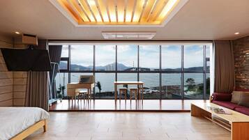 Habitación, vista al océano (202) | Área de sala de estar | Televisión de pantalla plana y piso con calefacción