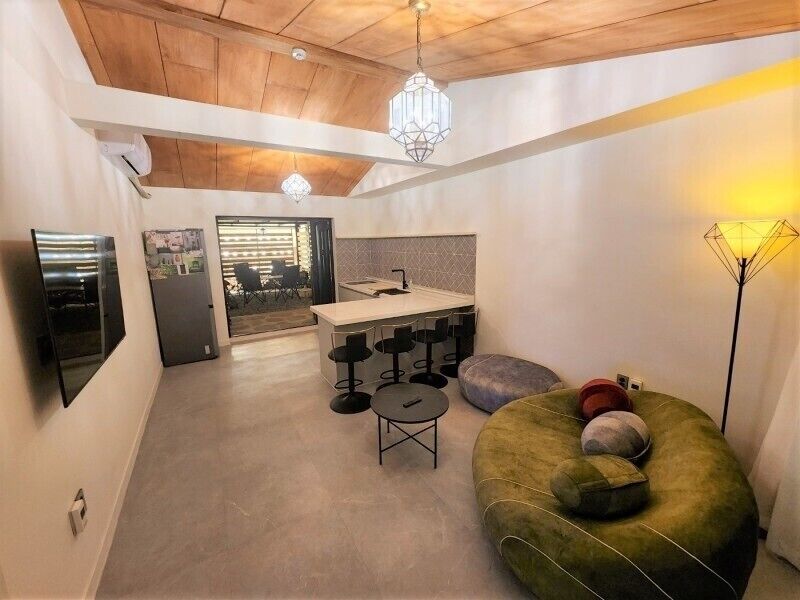 Private House B | Eget kök | Stort kylskåp, mikrovågsugn, spishäll och vattenkokare