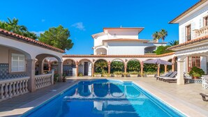 A pool area with a clear blue pool, surrounded by white buildings with arches and a tiled roof. - Beautiful private villa for 6 people with private pool, A/C, WIFI, TV, terrace and panoramic view (Manacor)